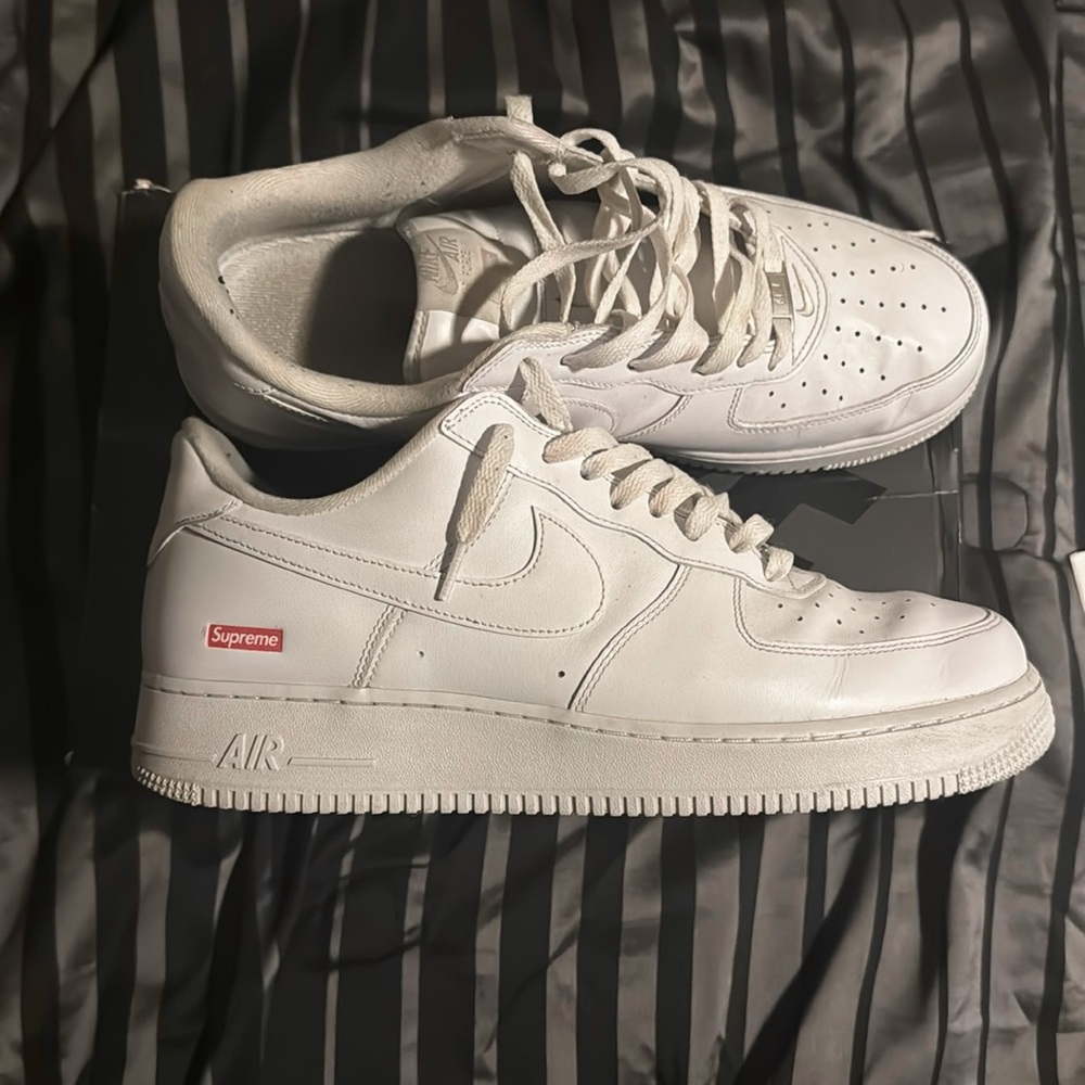 Selling supreme Air Force 1s